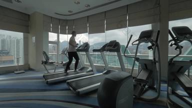 剪辑女人跑步机健身中心窗口城市景观在香港香港中国